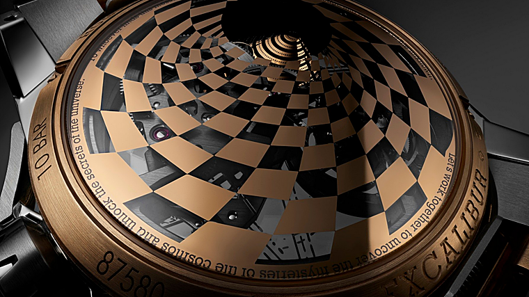 El reloj presenta alguno de los símbolos por los que es conocido el tatuador como la araña