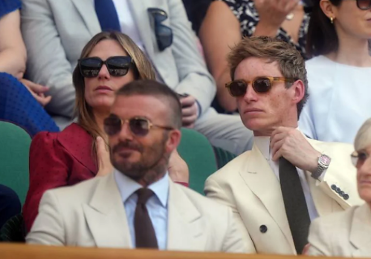 Eddie Redmayne con reloj de Omega en Wimbledon