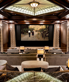 Imagen secundaria 2 - Una de las salas de estar con chimenea, cocina con zona de desayuno y acceso al jardín y sala de cine