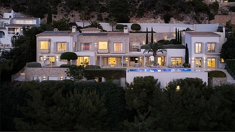 La lujosa villa cuenta con muchas comodidades que aseguran una estancia cómoda y acogedora