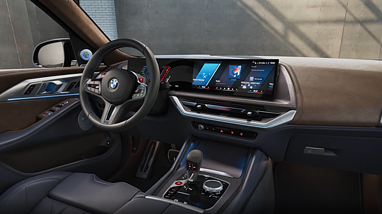 El interior presenta materiales de alta calidad como cuero merino y alcántara