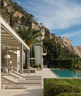 Imagen secundaria 2 - La sala de estar interior, la cocina y una vista general del espacio exterior de la villa
