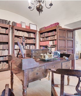 Imagen secundaria 2 - El hall principal y un salón que colinda con un despacho con una biblioteca