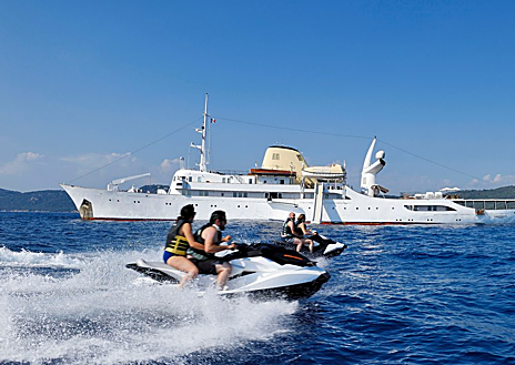 Imagen secundaria 1 - Algunas de las actividades que se pueden realizar son acuáticas