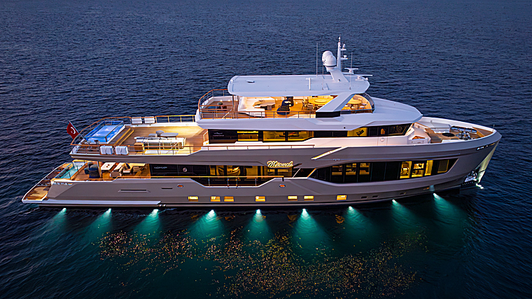 Este yate puede acomodar a doce pasajeros en seis cabinas y una suite de manga completa