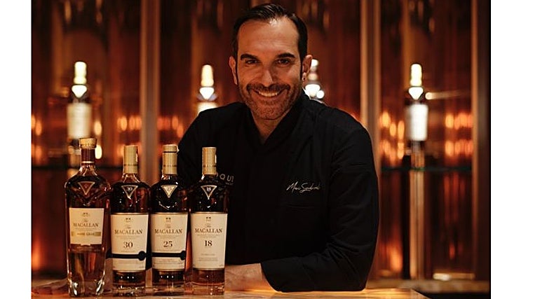 El chef Mario Sandoval junto a varias referencias de The Macallan