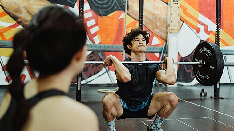 Trabajo de fuerza en un gimnasio