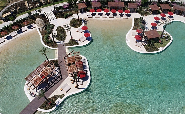 Imagen principal - So Sotogrande cuenta con Day Pass tanto en sus piscinas como en La Reserva, donde hay laguna deportiva y playa de arena