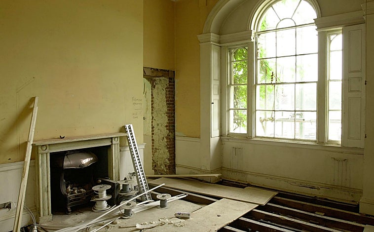 Imagen principal - Estas son algunas de las reformas que se están llevando acabo dentro de la casa, siendo la de abajo de la última reforma de 2001