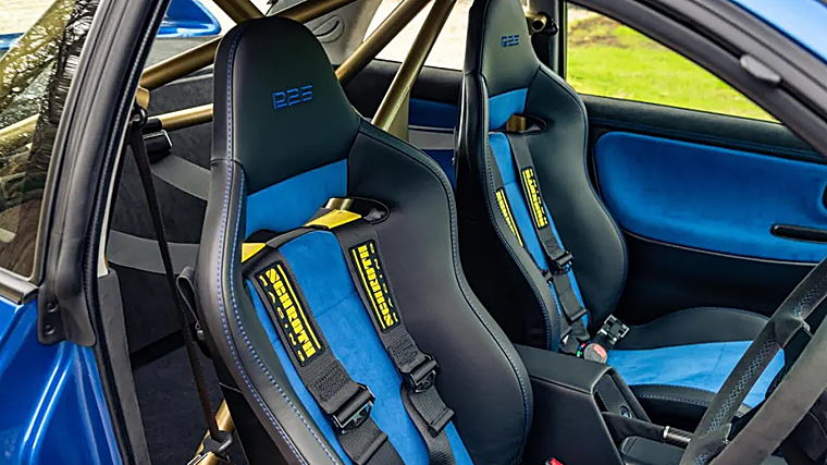 Este diseño cuenta con asientos de competición ligeros con arneses