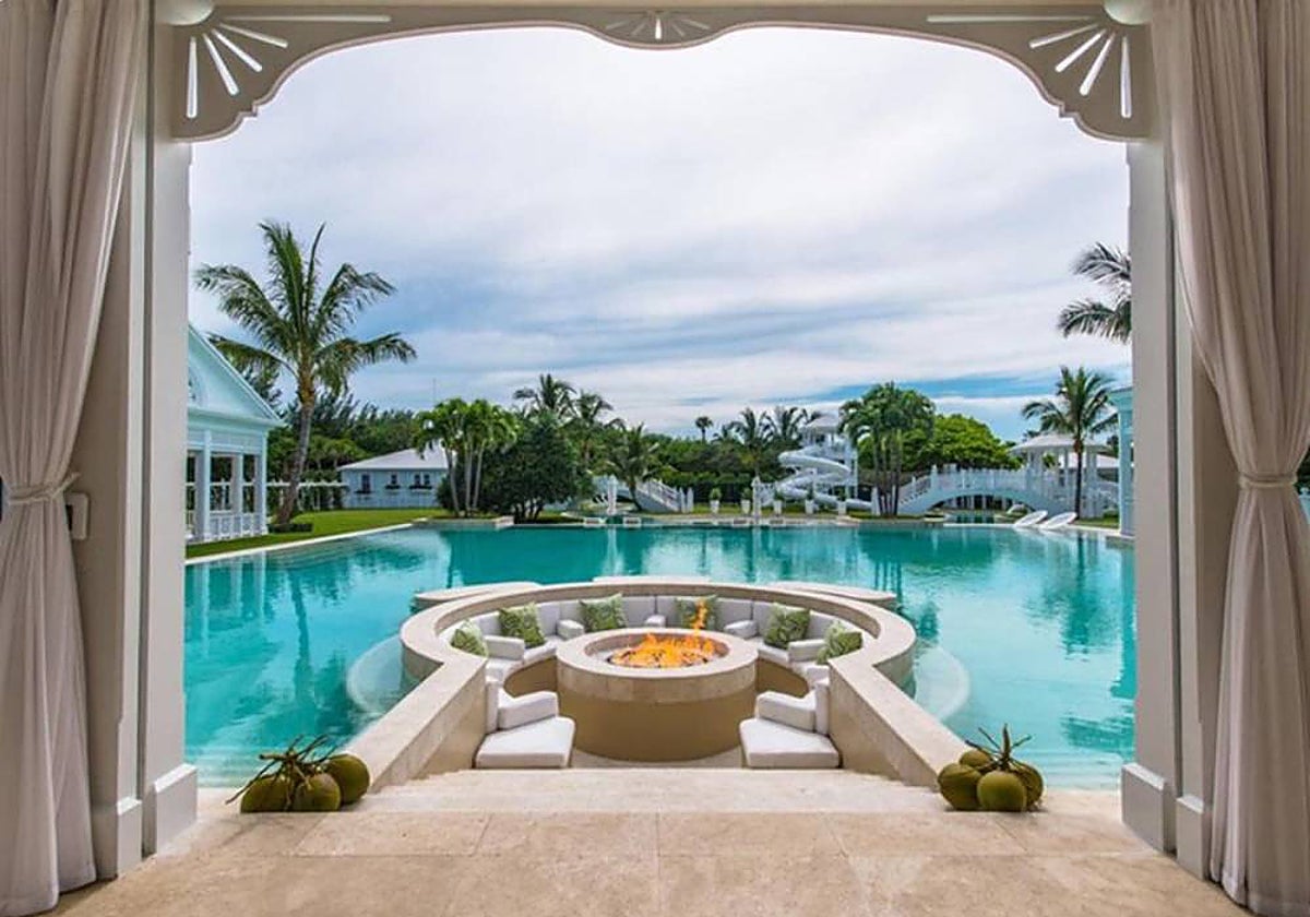 Antigua casa que perteneció a Celine Dion con un parque acuático en su jardín