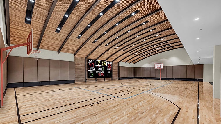Cancha de baloncesto dentro de la vivienda