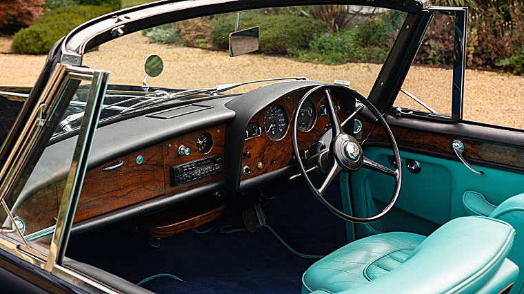 Los llamativos interiores de cuero en aguamarina contrastan con la carrocería negra