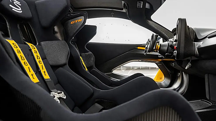 La cabina biplaza presenta alcántara negro y llamativos cinturones en amarillo