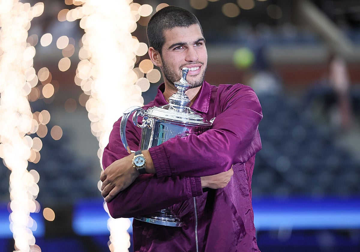 Carlos Alcaraz vuelve a cambiar de look y se tiñe de rubio