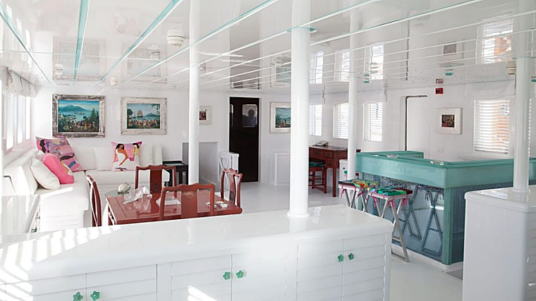 El velero puede acomodar hasta ocho huéspedes en cuatro habitaciones