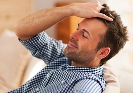 Por qué el pelo se cae más después del verano y cómo evitarlo