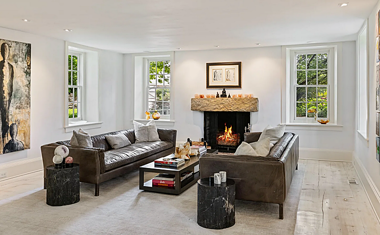 Imagen principal - Sala de estar, cocina con área de desayuno y uno de los dormitorios con chimenea