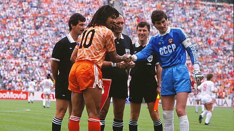 Las camisetas retro de fútbol que tienes guardadas en el armario pueden valer más de lo que imaginas