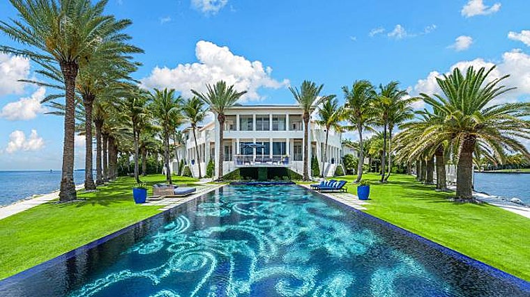 Piscina dentro de la finca