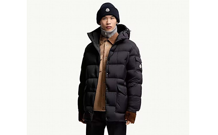 Imagen principal - Plumíferos de Moncler: Bregtan en color negro (2.150€) y Maya 70 de hombre en color blanco (1.900€)