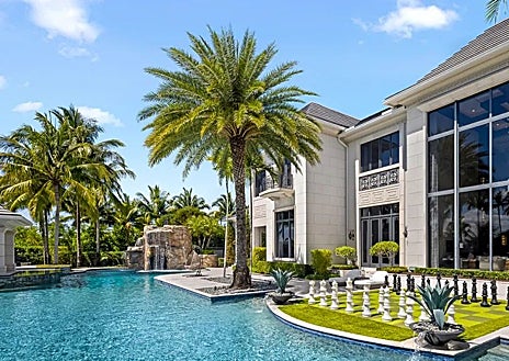 Imagen secundaria 1 - No falta tampoco una sala de cine, piscina exterior con agua salada y varias salas de estar y comedores. 