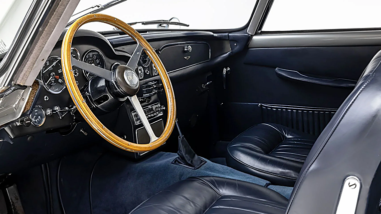 El vehículo presenta un estado de conservación bastante bueno