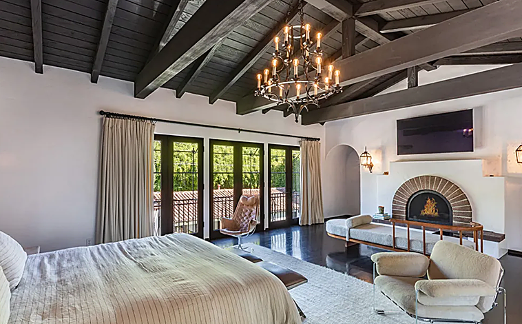 Imagen principal - Uno de los dormitorios, la cocina y el vestíbulo-biblioteca de esta exquisita vivienda