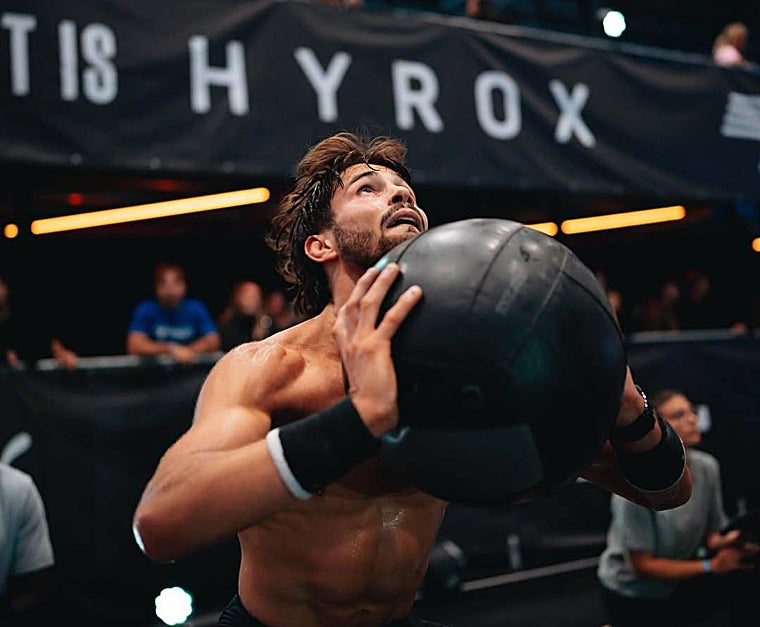 Hombre compitiendo en Hyrox