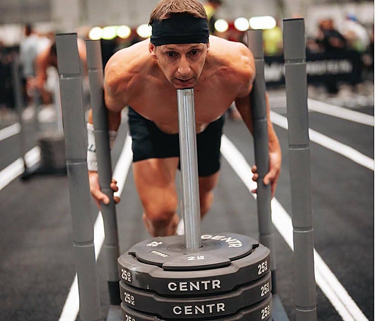 Empurrando trenós durante o treinamento Hyrox