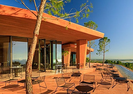 Imagem secundária 1 - Em Lagos encontra o Palmares Ocean Living & Golf com campo de golfe, casas de luxo e um restaurante com estrela Michelin. 