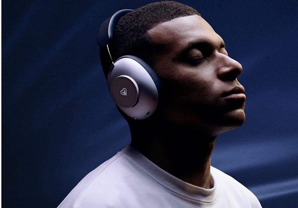 Kylian Mbappé con auriculares Leo Loewe