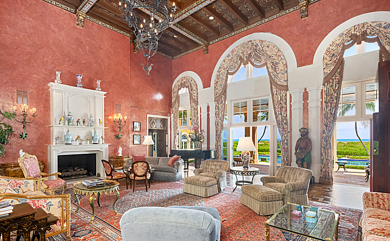 Imagen principal - Imagen de uno de los salones, uno de los dormitorios con zona de estar y visitas al mar y la cocina