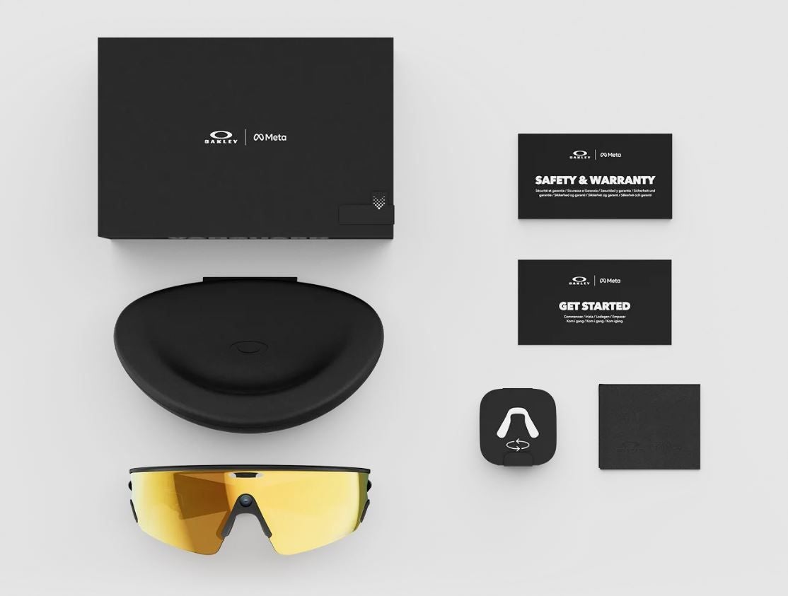 Oakley Meta Vanguard. Las nuevas gafas con IA de Oakley combinan su diseño icónico con tecnología de vanguardia, presentándose como el compañero perfecto para deportistas y aventureros. Con hasta 9 horas de batería para entrenamientos, cuentan con un ángulo de visión de 122° y grabación 3K para vídeos nítidos e inmersivos, de alta resolución. Los modos Hyperlapse y Slow Motion permiten crear vídeos dinámicos con estilo cinematográfico, totalmente estabilizados; y su integración con aplicaciones como Garmin y Strava ofrece además la posibilidad de obtener estadísticas en tiempo real y manos libres durante la práctica de deporte. Disponibles en cuatro colores, se convierten en el accesorio ideal para corredores y amantes del ciclismo. Su precio de venta es de 549 euros.