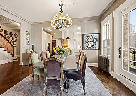 Imagem Secundária 1. A casa possui cinco dormitórios, sala de jantar formal e cozinha gourmet com eletrodomésticos e acabamentos de luxo. 