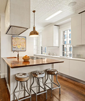 Imagem secundária 2. A casa possui cinco dormitórios, sala de jantar formal e cozinha gourmet com eletrodomésticos e acabamentos de luxo. 