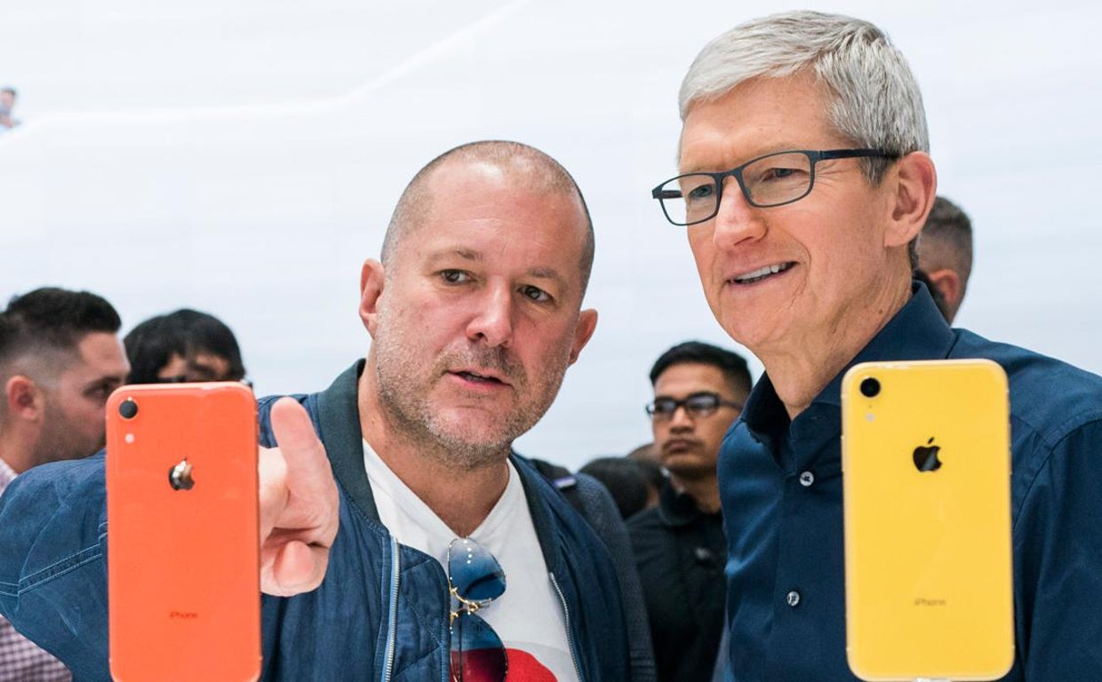 Jony Ive, izquierda, junto al director ejecutivo de Apple, Tim Cook