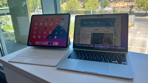 The Macbook Air (derecha) together with the iPad Pro