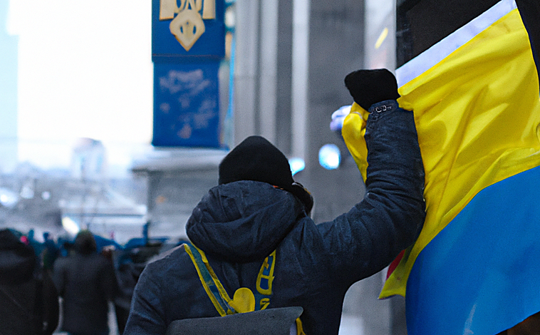 Imagen principal - Arriba, imagen creada por DALL-E después de introducir las palabras 'manifestantes ucranianos en las calles de Moscú'. Abajo, de izquierda a derecha, 'retrato de un robot dibujado por Picasso' y 'silla con la forma de Pikachu'