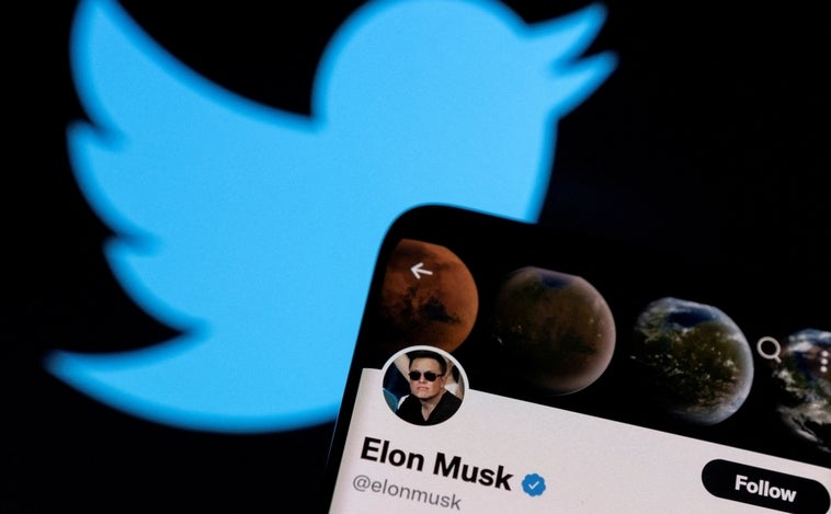 Elon Musk, desatado contra el mundo: escritores, youtubers, políticos, Starbucks, memes... y 3.700 despidos