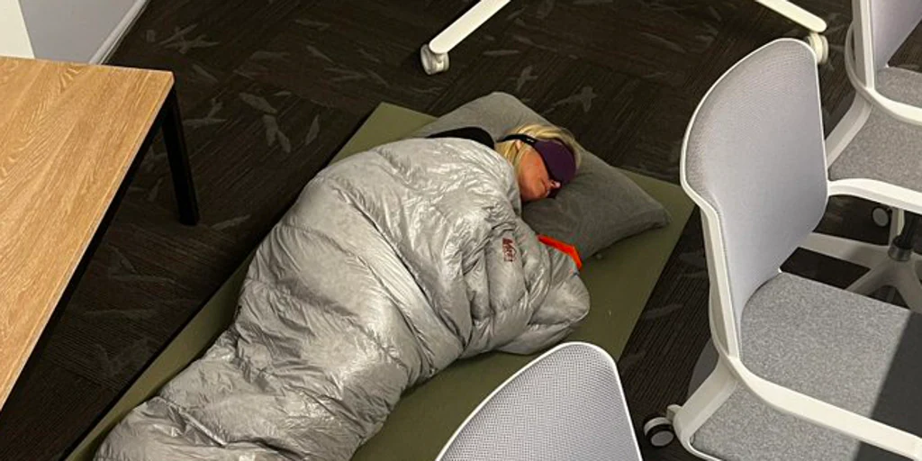 The explanation behind the viral photo of the Twitter employee sleeping in the office after the Elon Musk revolution