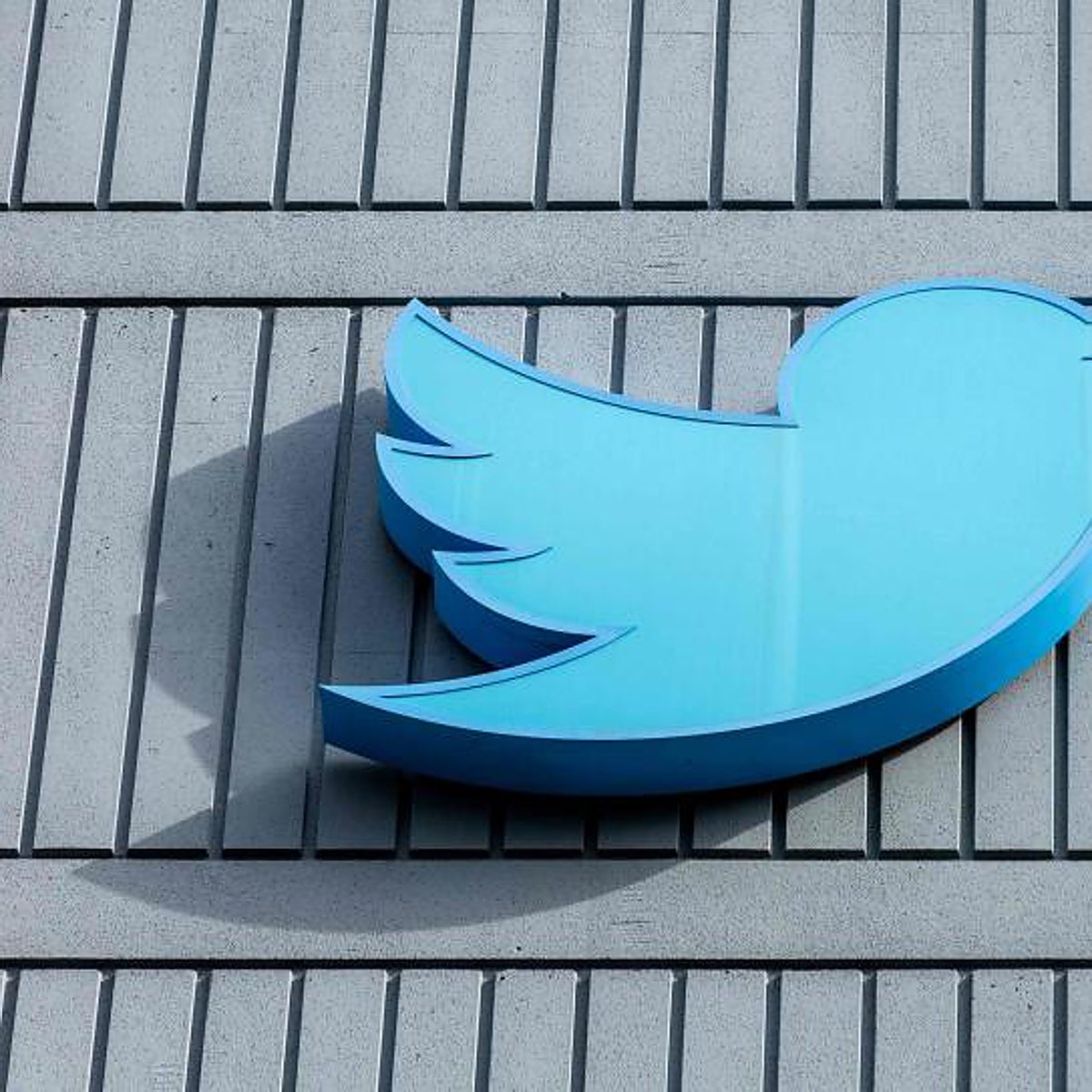 Caos en Twitter: las renuncias, los caprichos y la fuga de anunciantes dejan la 'app' al borde del barranco