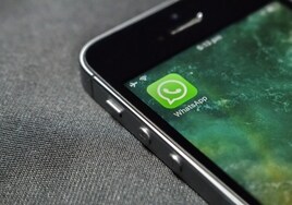 La forma para mandar mensajes de voz y que Whatsapp los transcriba a texto