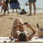 El calor puede destrozar tu móvil: todo lo que debes saber para protegerlo en verano