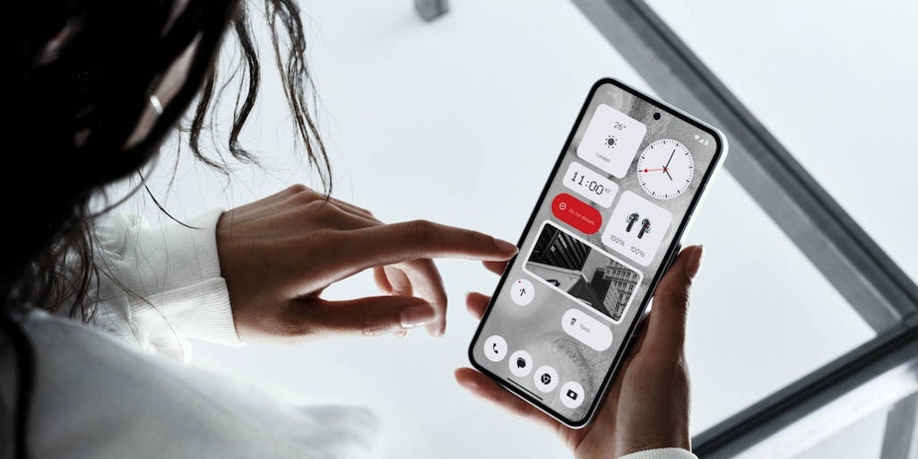 Nada sorprende con su nuevo teléfono Phone (2) de gama alta y elevados servicios