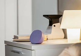 Probamos el Amazon Echo Pop, un altavoz barato para escuchar música en tu cuarto (y mucho más)