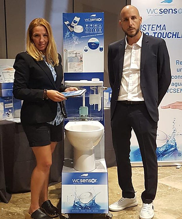 A la derecha, José Emilio Parra, creador del sistema WC Sensor, que permite regular el gasto de agua del inodoro