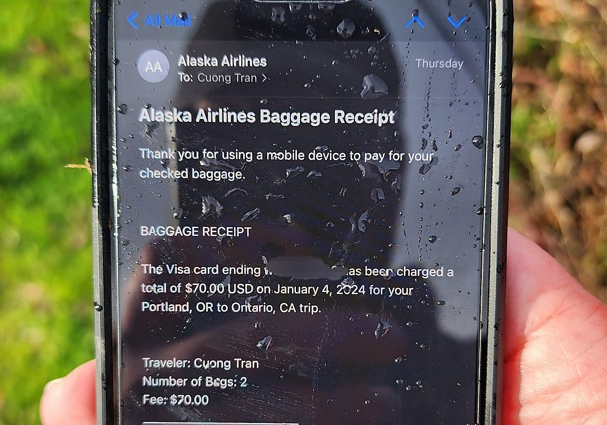El iPhone encontrado entre los restos del Boeing 737 MAX de Alaska Airlines.