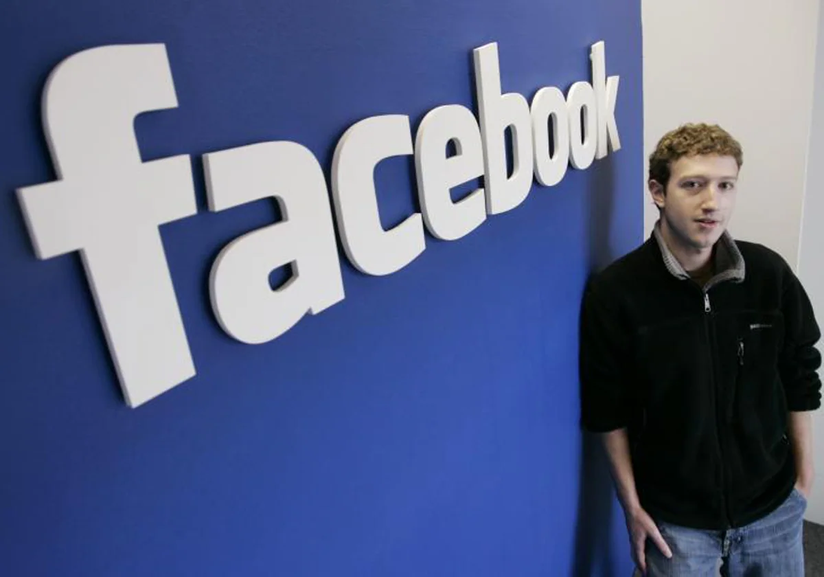 Mark Zuckerberg en las oficinas que tenía la empresa en Palo Alto en 2007