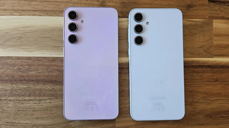 Los Galaxy A55 (izquierda) y A35